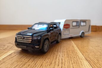 Mudelauto Toyota Land Cruiser karavaniga