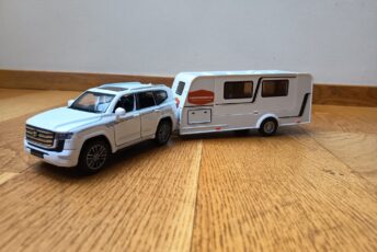 Mudelauto Toyota Land Cruiser karavaniga