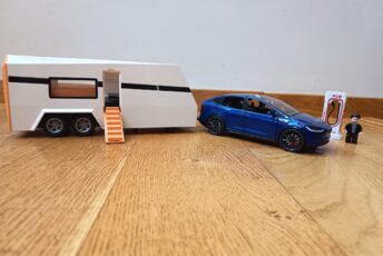 Mudelauto Tesla model X karavaniga